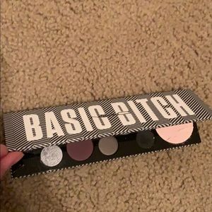 Mac basic bitch eyeshadow palette